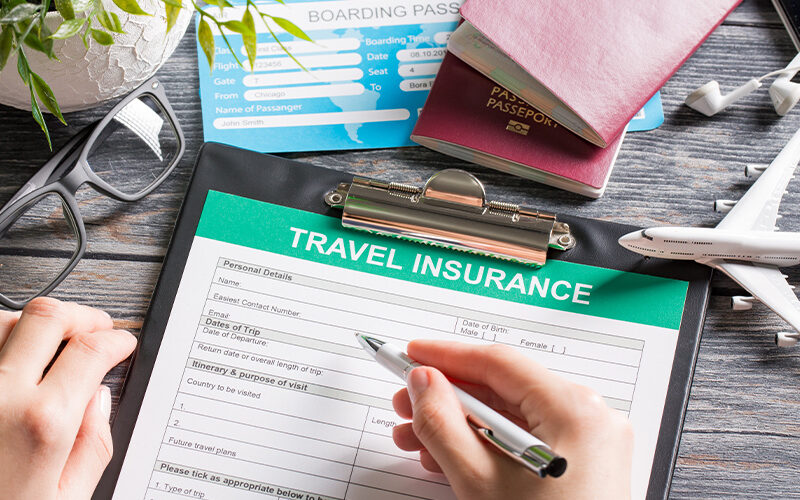 trip-holiday-model-insurance-money-concept بیمه مسافرتی