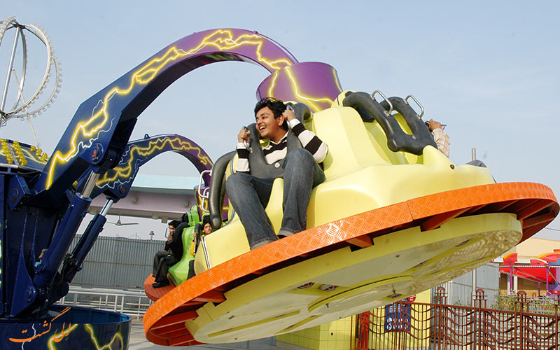 یک پسر بچه در حال بازی در یکی از بازی های ادونچر آیلند دهلی یک پسر بچه در حال بازی در یکی از بازی های ادونچر آیلند دهلی