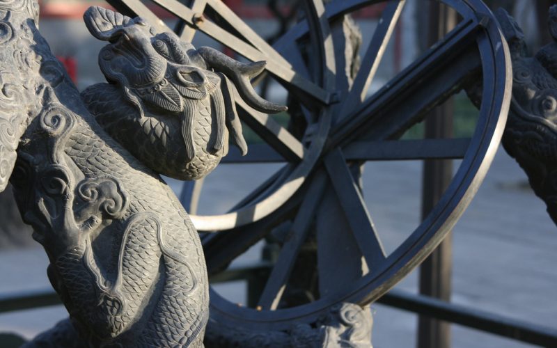 اژدهای تزئینی روی وسایل رصدخانه باستانی پکن
