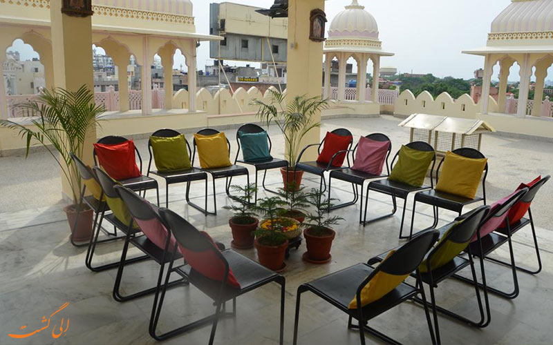 صندلی های رنگارنگ چیده در پشت بام هاستل جنی جیپور-هتل های 3 ستاره جیپور