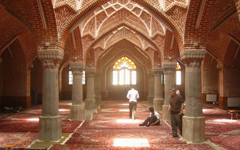 نمازگزارن در مسجد جامع تبریز