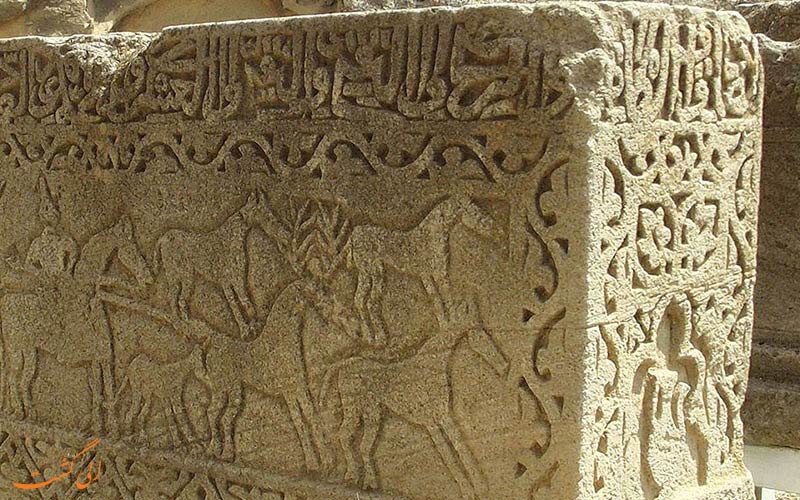 سنگ نبشته ای باستانی در قوبستان