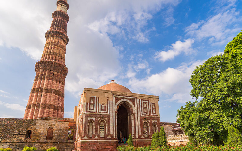 Qutub-Minar-Tower-in-New-Delhi,-India قطب منار دهلی