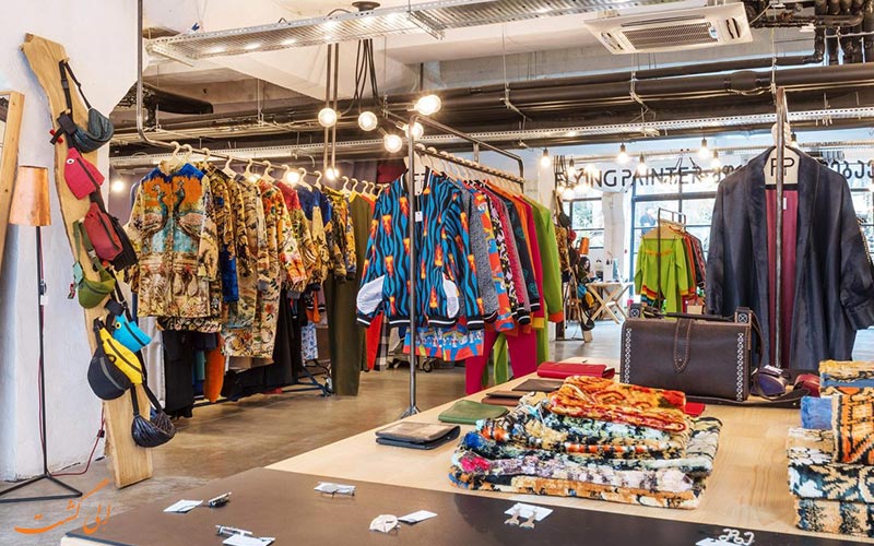 داخل یک مغازه ی لباس های زنانه در خیابان پکینی