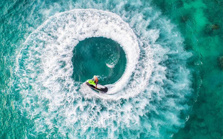 jet-ski-in-kish-isand تفریحات آبی