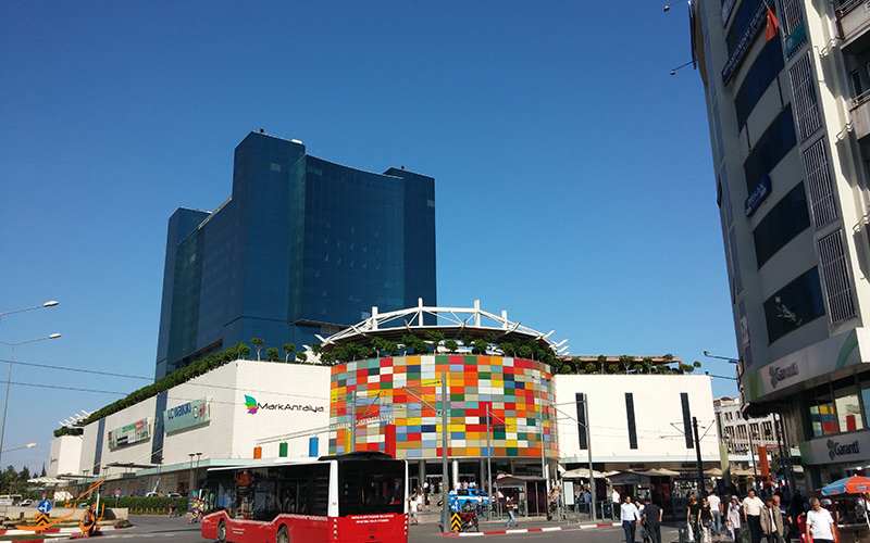 یکی از مهم ترین مراکز خرید در شهر آنتالیا، مارک آنتالیا یا بازار جمهوریت نام دارد
