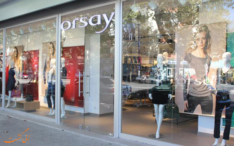 ویترین فروش لباس های زنانه در خیابان پکینی