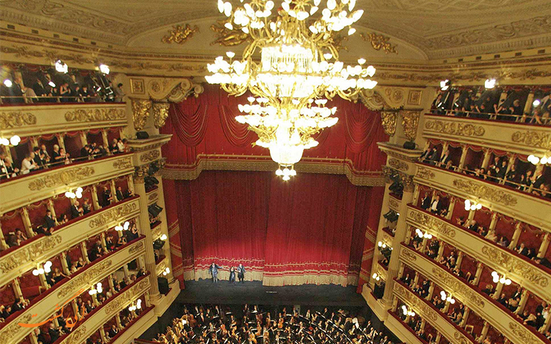 تماشاچیان در تالار اپرای لا اسکالا میلان تماشاچیان در تالار اپرای لا اسکالا میلان