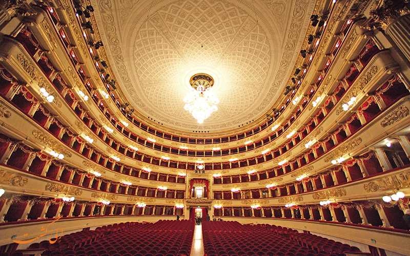 تماشای نمایش درون سالن اپرای لا اسکالا در میلان تماشای نمایش درون سالن اپرای لا اسکالا در میلان