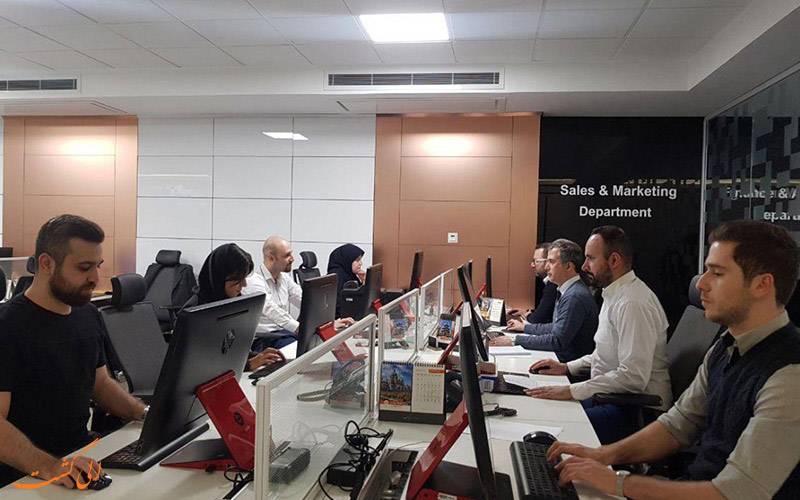 عکسی از کارمندان بخش مارکتینگ الی گشت