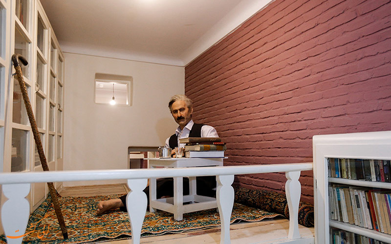 مجسمه ی مومی جلال آل احمد در موزه خانه جلال و سیمین