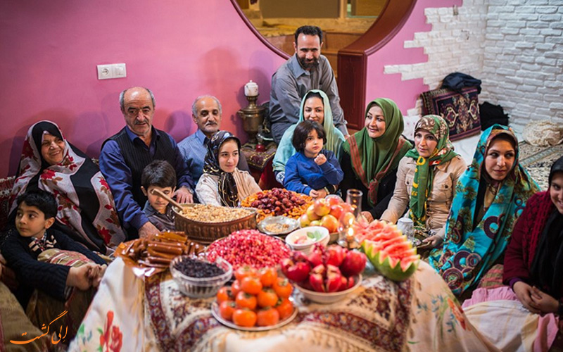 تصویر جمع شدن خانواده در شب چله به دور کرسی