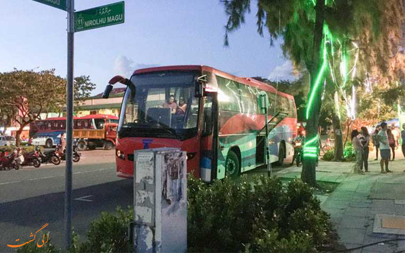 اتوبوس قرمز رنگ شرکت اتوبوس رانی مالدیو جهت حمل و نقل