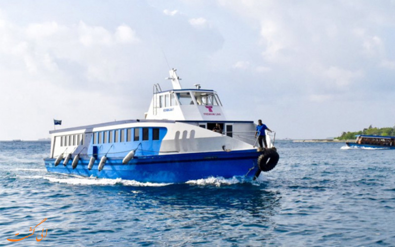 کشتی آبی رنگ برای سفر در جزیره مالدیو