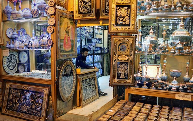 نمایی از صنایع دستی در بازارهای اصفهان نمایی از صنایع دستی در بازارهای اصفهان