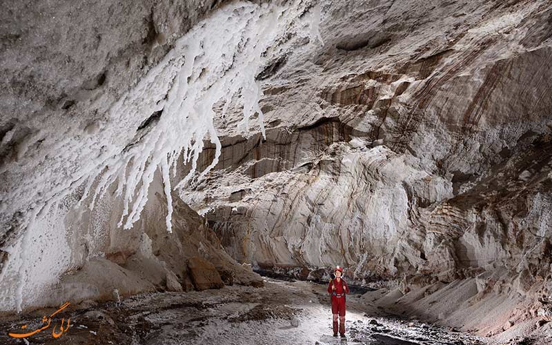 نمایی از غار نمکی قشم