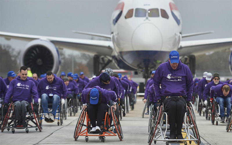 پرواز معلولان - قدرت معلولان ورزشکار در جا به جایی هواپیما با ویلچر