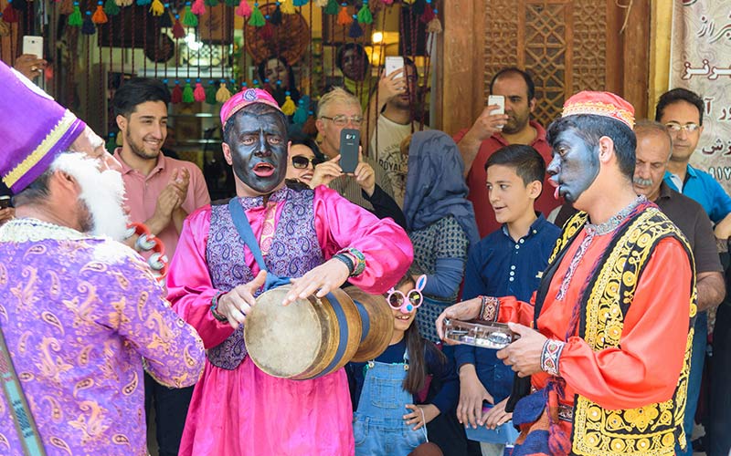 تصویری از دو حاجی فیروز در بازار