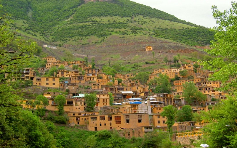 یک دهکده درمیان درختان یک دهکده درمیان درختان