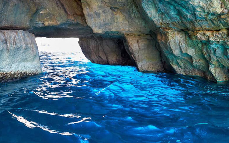 غار آبی بلو گروتو در مالدیو
