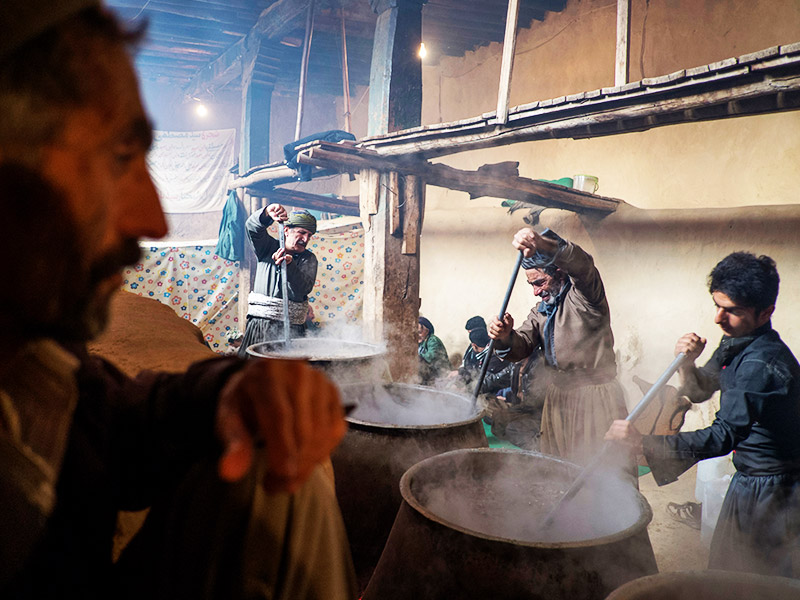 پختن آش در مراسم پیرشالیار