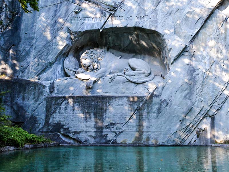 بنای یادبود شیر