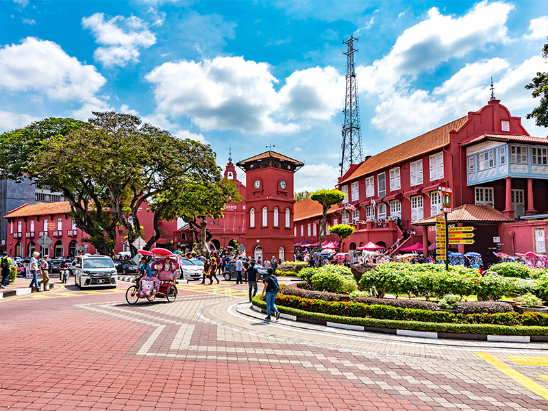 قدم ‌زدن در اطراف میدان 