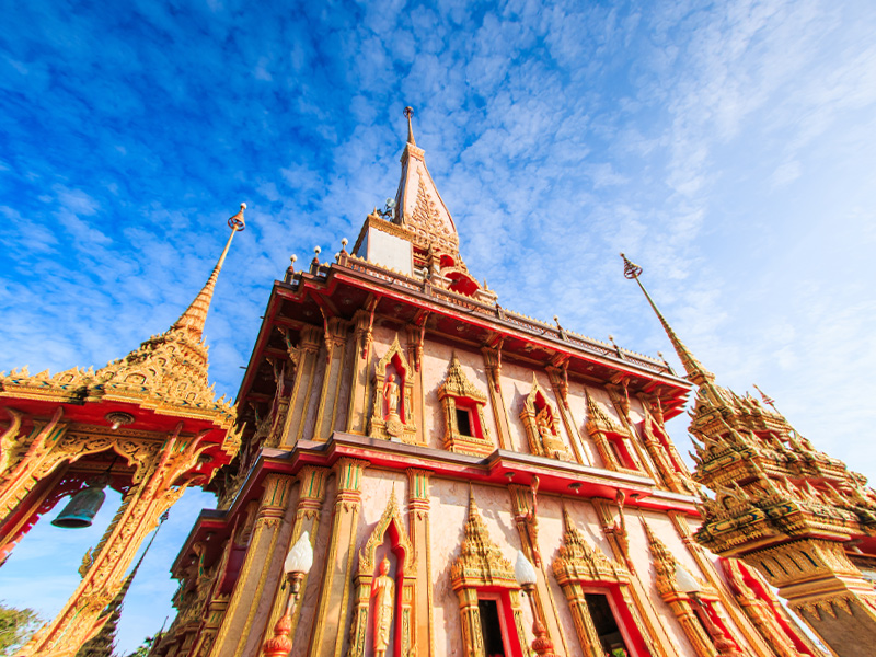 معبد وات چالونگ تنها یکی از شاهکارهای معماری در کشور تایلند است اما به تنهایی قادر است تا با تمام بناهای زیبا و شگفت انگیز این کشور رقابت کند.