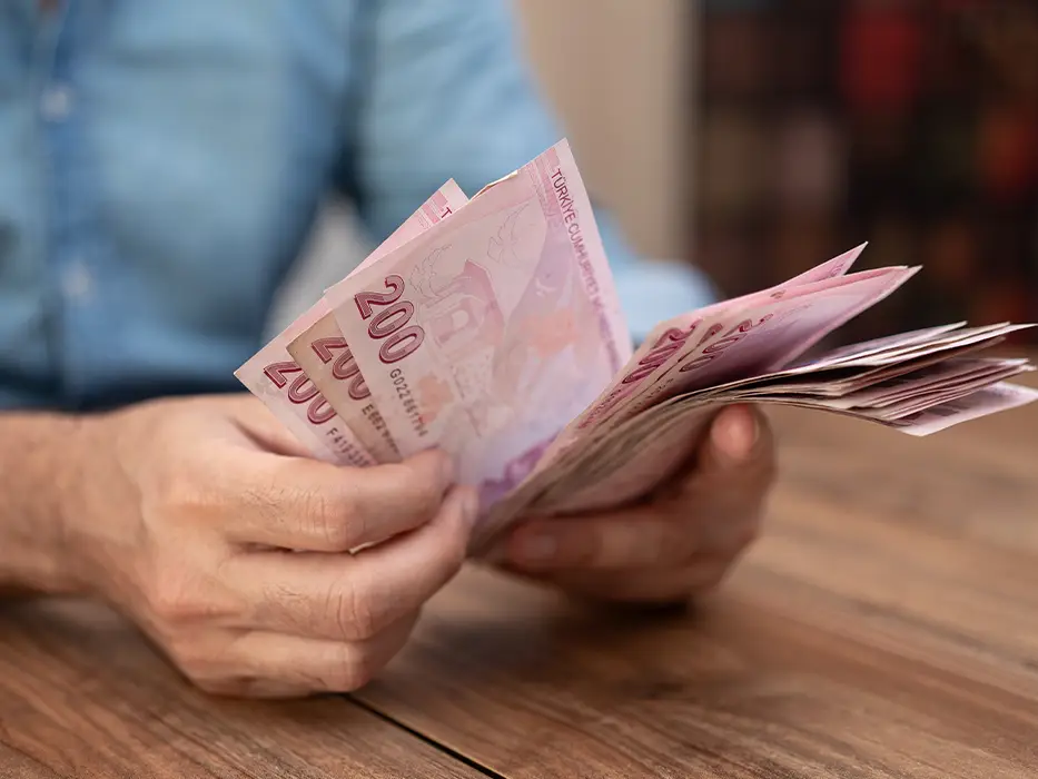 در سفر به آنتالیا لیر بهتر است یا دلار