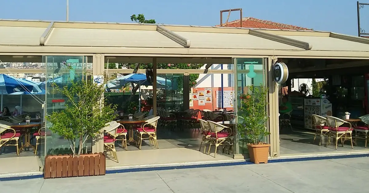 رستوران و کافه بار کوکونات (Coconut Beach Café & Bar)
