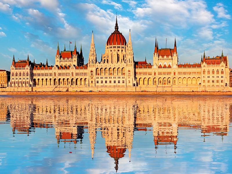 ساختمان پارلمان و قلعه بوداپست در مجارستان - الی گشت