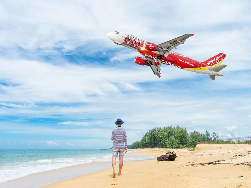 مشاهده هواپیما بر فراز ساحل Mai Khao - الی گشت