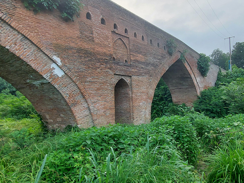 پل خشتی یکی از آثار تاریخی لاهیجان

یکی از جاهای دیدنی لاهیجان که در سال ۱۳۵۵ در لیست میراث فرهنگی و فهرست آثار ملی ایران به ثبت رسیده است، پل خشتی لاهیجان است. قدمت این پل به دوره کیاییان در قرن ۹ قمری باز می گردد. مواد به کار رفته در این پل شامل ساروج، آجر قرمز و آهک می شود. پل خشتی ۵ چشمه داشته که چشمه میانی آن از همه بزرگ تر است. یک سمت این پل مسیر پیاده رو است و از موادی با سطح صاف ساخته شده است. اما سطح دیگر از قلوه سنگ هایی ناهموار است. آخرین بازسازی و مرمت اساسی این پل به دوران قاجار باز می گردد.

آدرس: استان گیلان، لاهیجان، خیابان آیت الله کاشانی، خیابان آریان - الی گشت