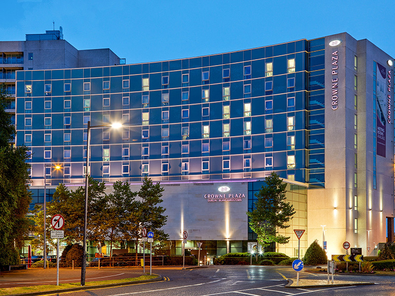 Crown Plaza Hotel - الی گشت