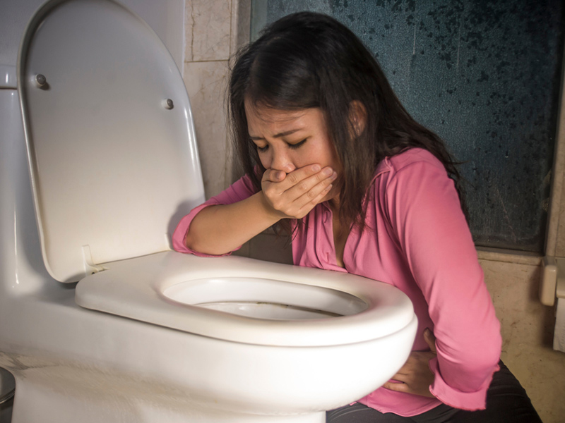 هنگام مسمومیت در سفر یک سرویس بهداشتی تمیز پیدا کنید - الی گشت