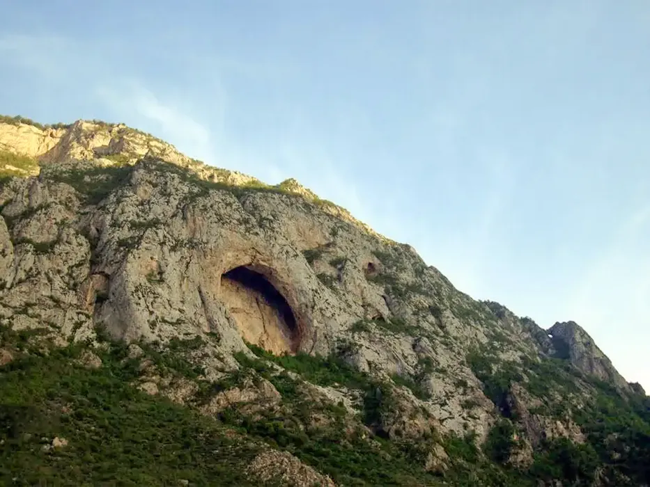 غار اسپهبد خورشید