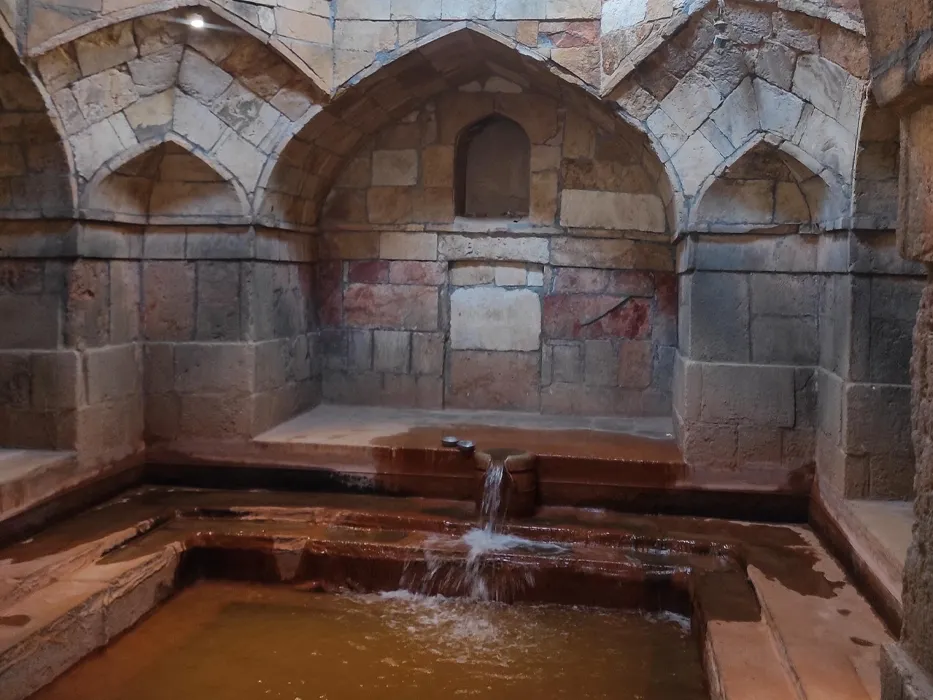 چشمه آب گرم ورتون