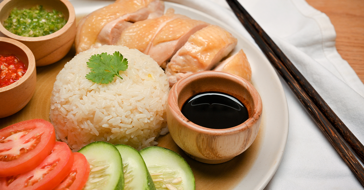 مرغ و برنج هاینانی (Hainanese Chicken Rice) - غذاهای کوالالامپور