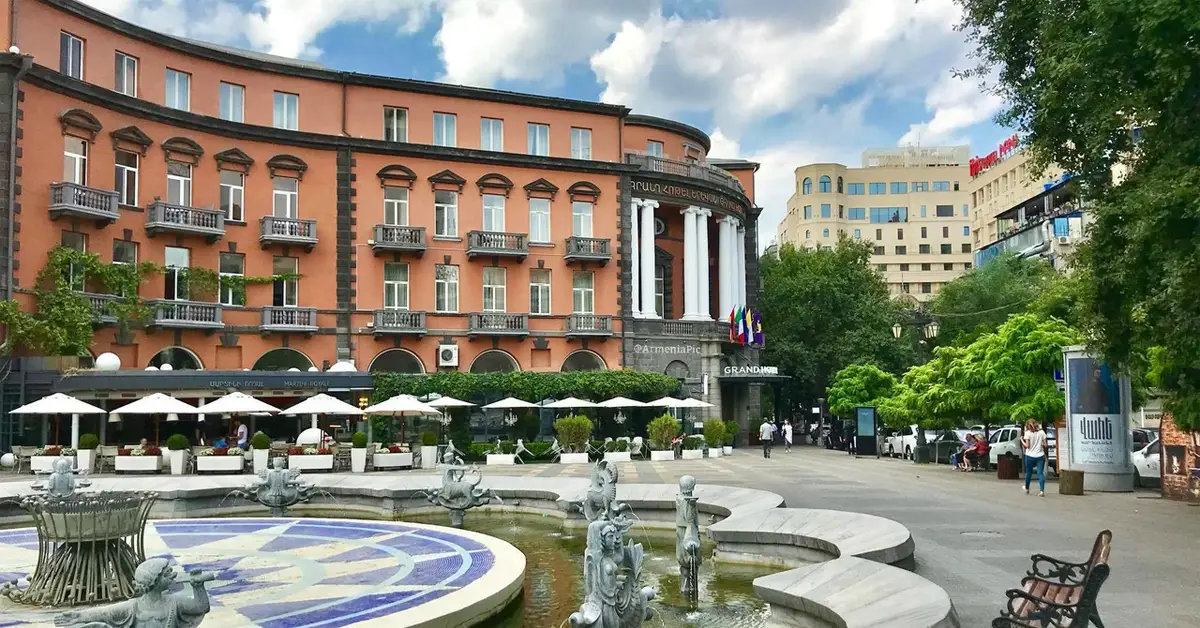میدان شارل آزناوور | Charles Aznavour Square - جاذبه های ایروان