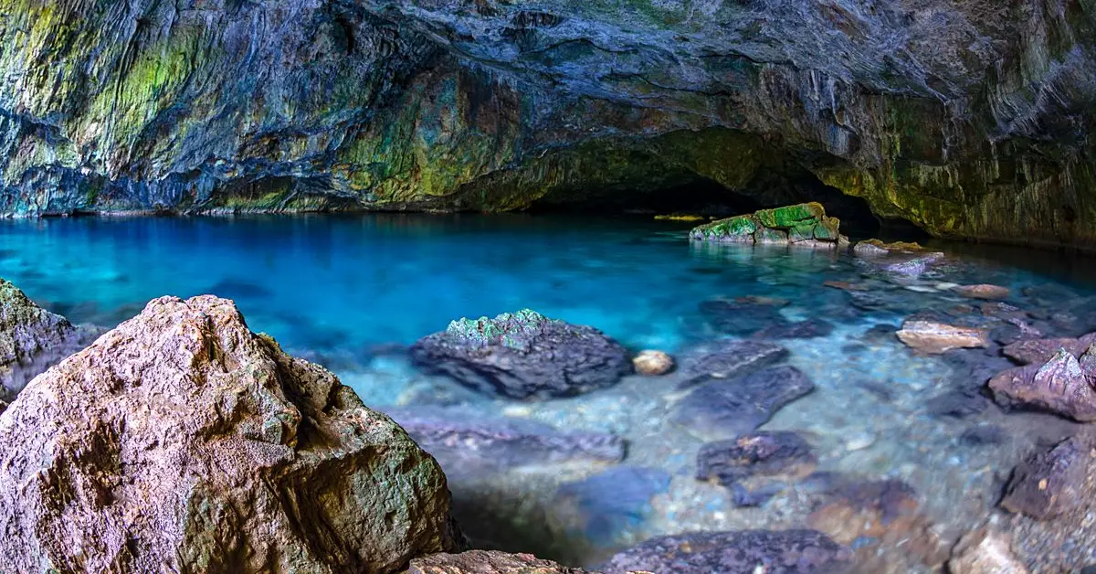 غار سیر تلائینی (Sir Teaniini Cave)