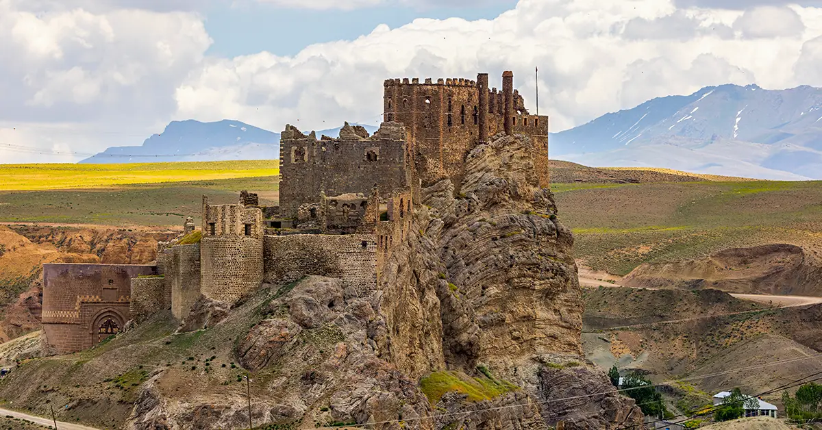 قلعه وان از بهترین لوکیشن های عکاسی وان