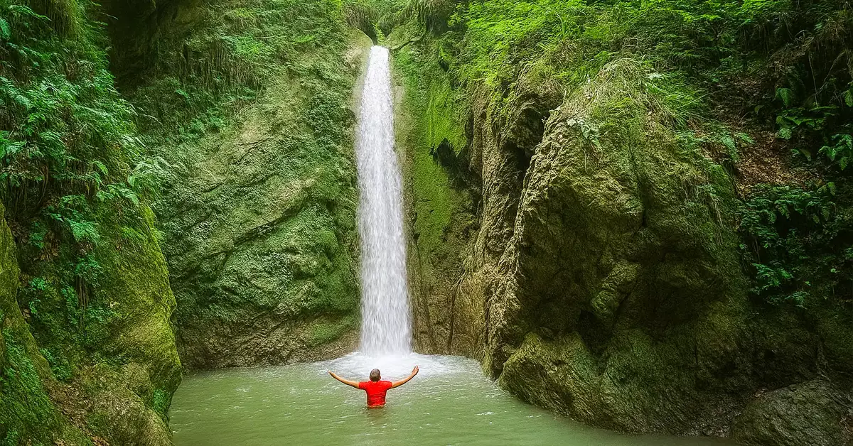 طبیعتگردی در اطراف آبشار سنگ درکا
