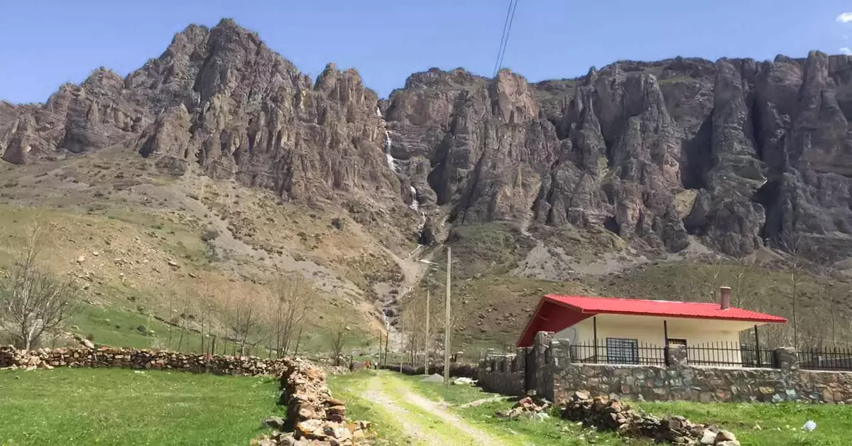 نمای کامل آبشار هریجان در دل طبیعت مازندران