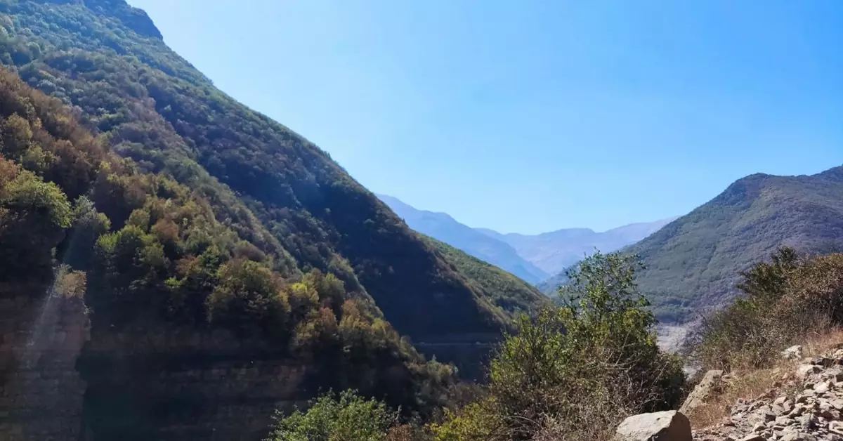 چشم‌انداز هوایی آبشار هریجان و کوهستان البرز