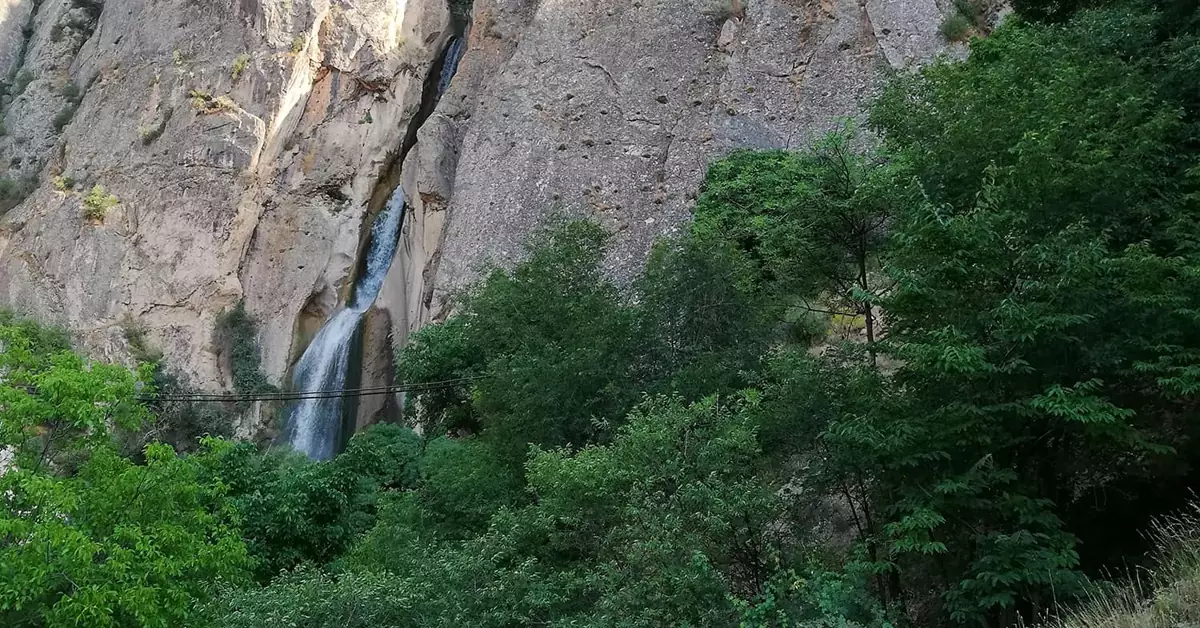 چشمانداز آبشار هریجان با کوههای سرسبز اطراف