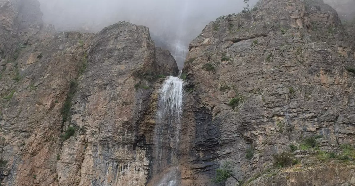 جریان پرآب آبشار هریجان در فصل تابستان