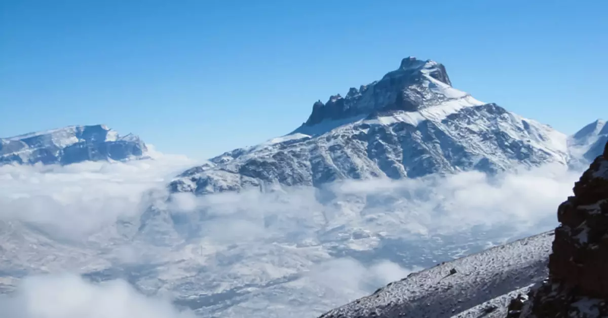 چشمانداز طبیعی شیرکوه یزد با ابرهای پراکنده