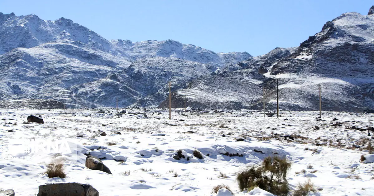 منظره کوهستانی شیرکوه یزد در بهار