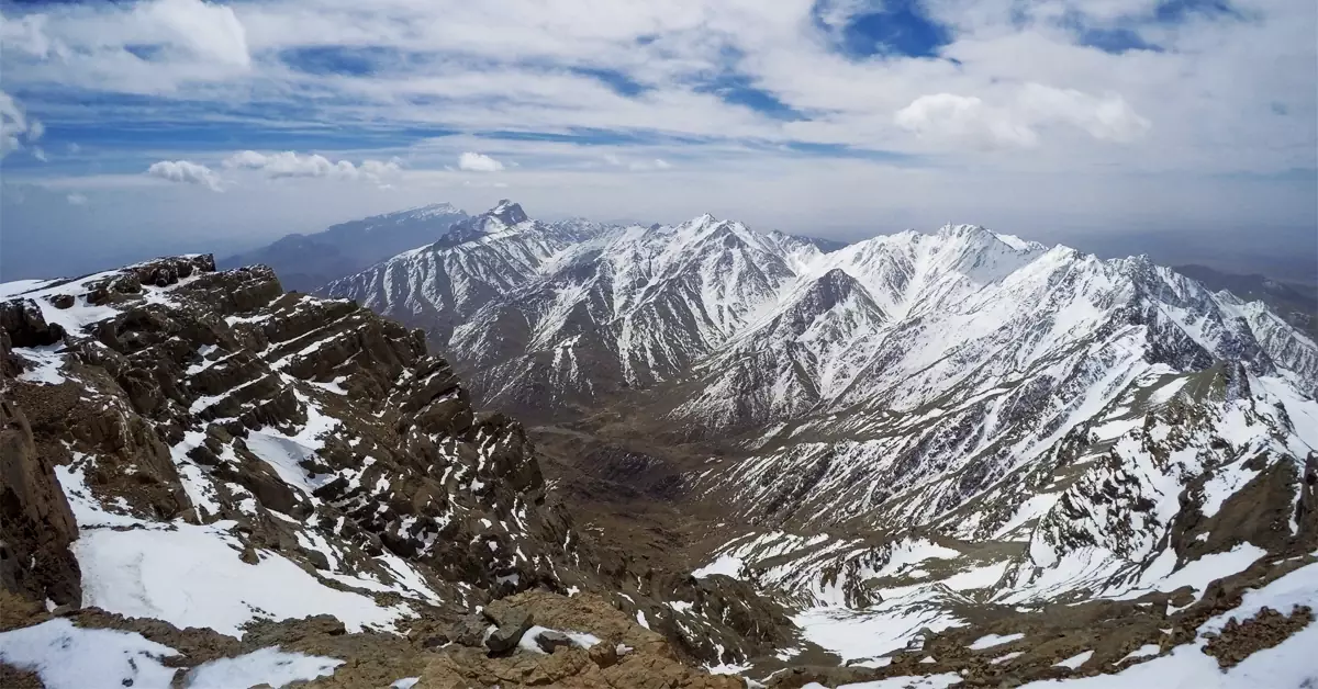 نمای زمستانی شیرکوه یزد پوشیده از برف