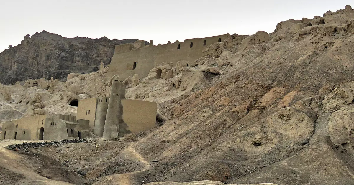 چشمانداز کوه خواجه و بقایای خشتی تاریخی